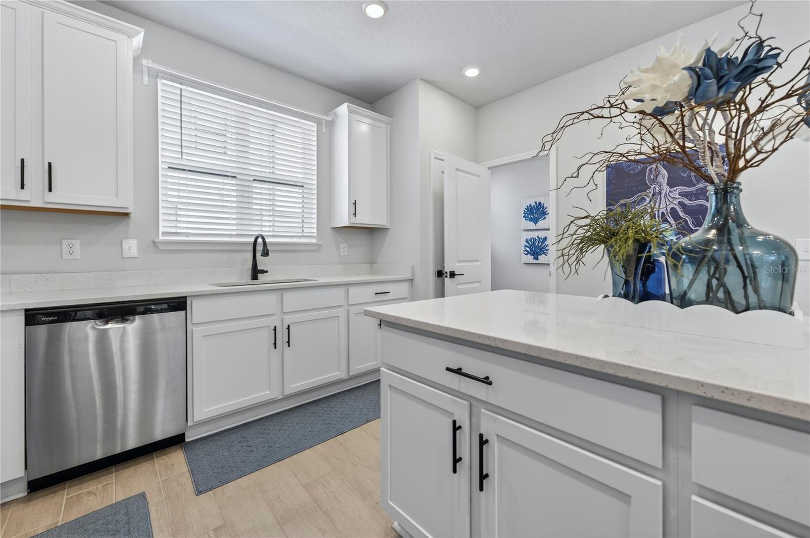 Listing photo id 28 for 1096 Farwell Street