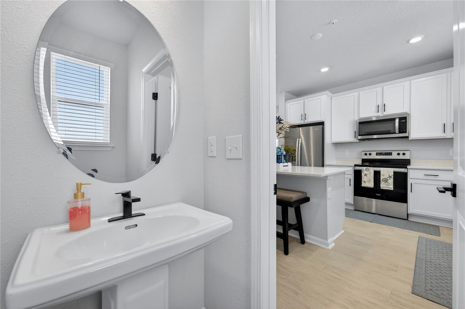 Listing photo id 30 for 1096 Farwell Street