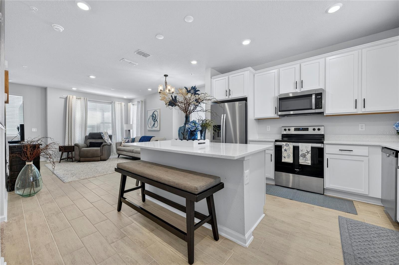 Listing photo id 31 for 1096 Farwell Street