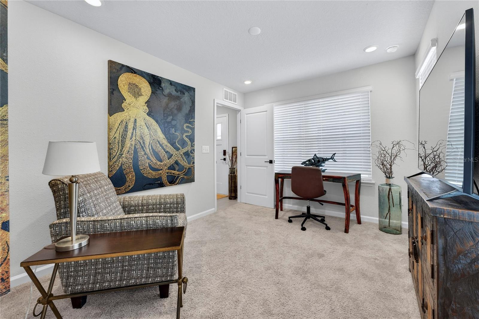 Listing photo id 3 for 1096 Farwell Street