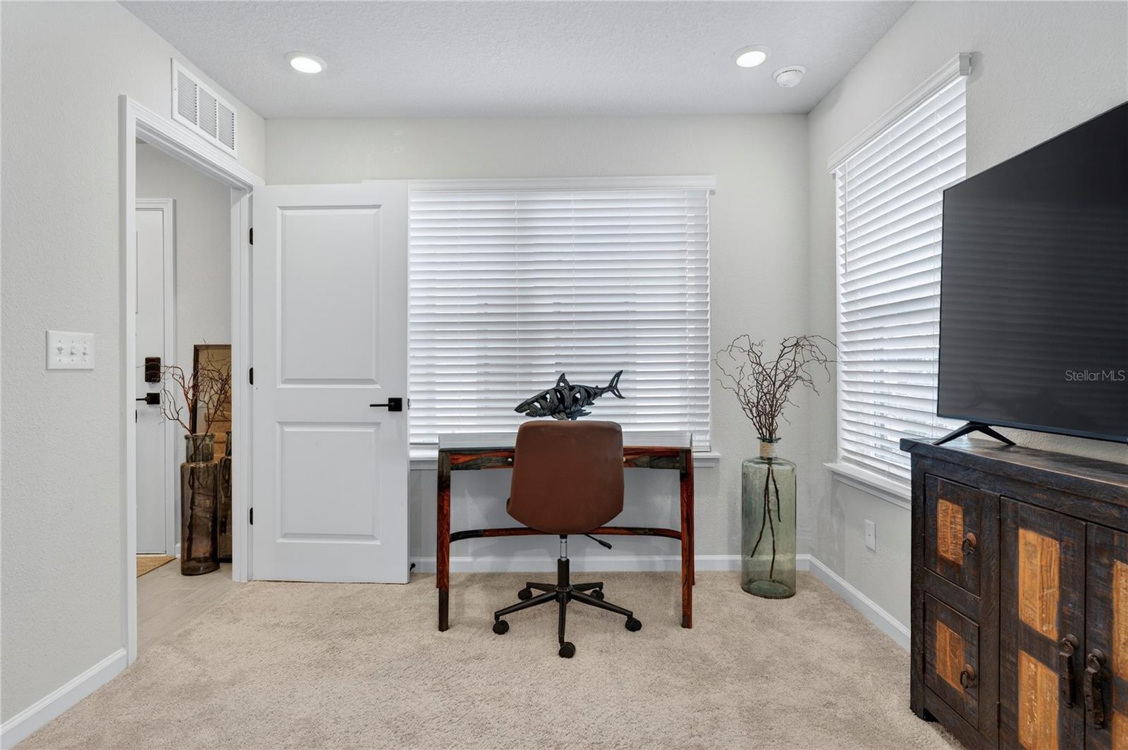 Listing photo id 4 for 1096 Farwell Street