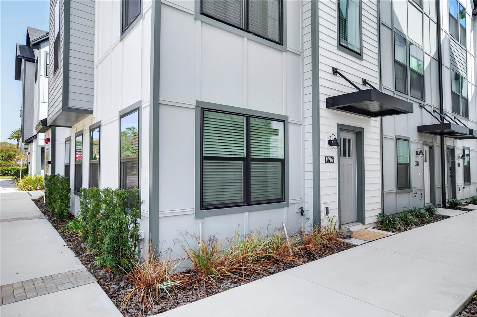 Listing photo id 60 for 1096 Farwell Street