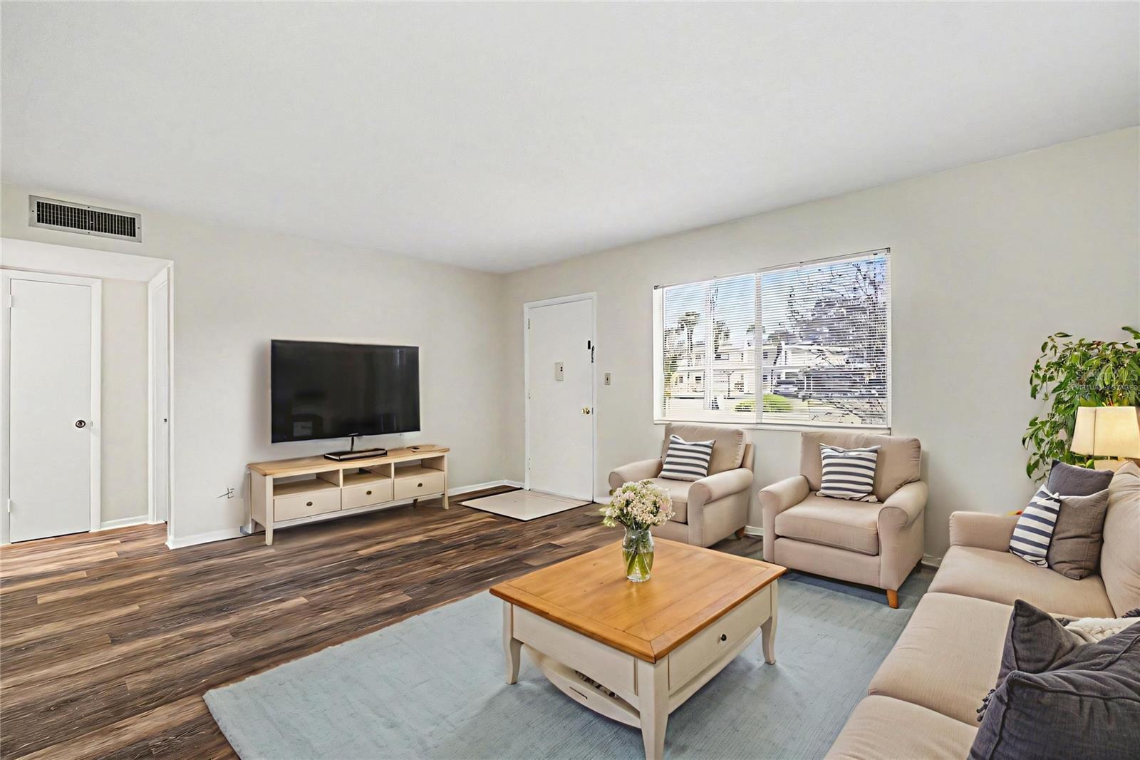 Image 4 of 34 For 349 Joel Boulevard 101