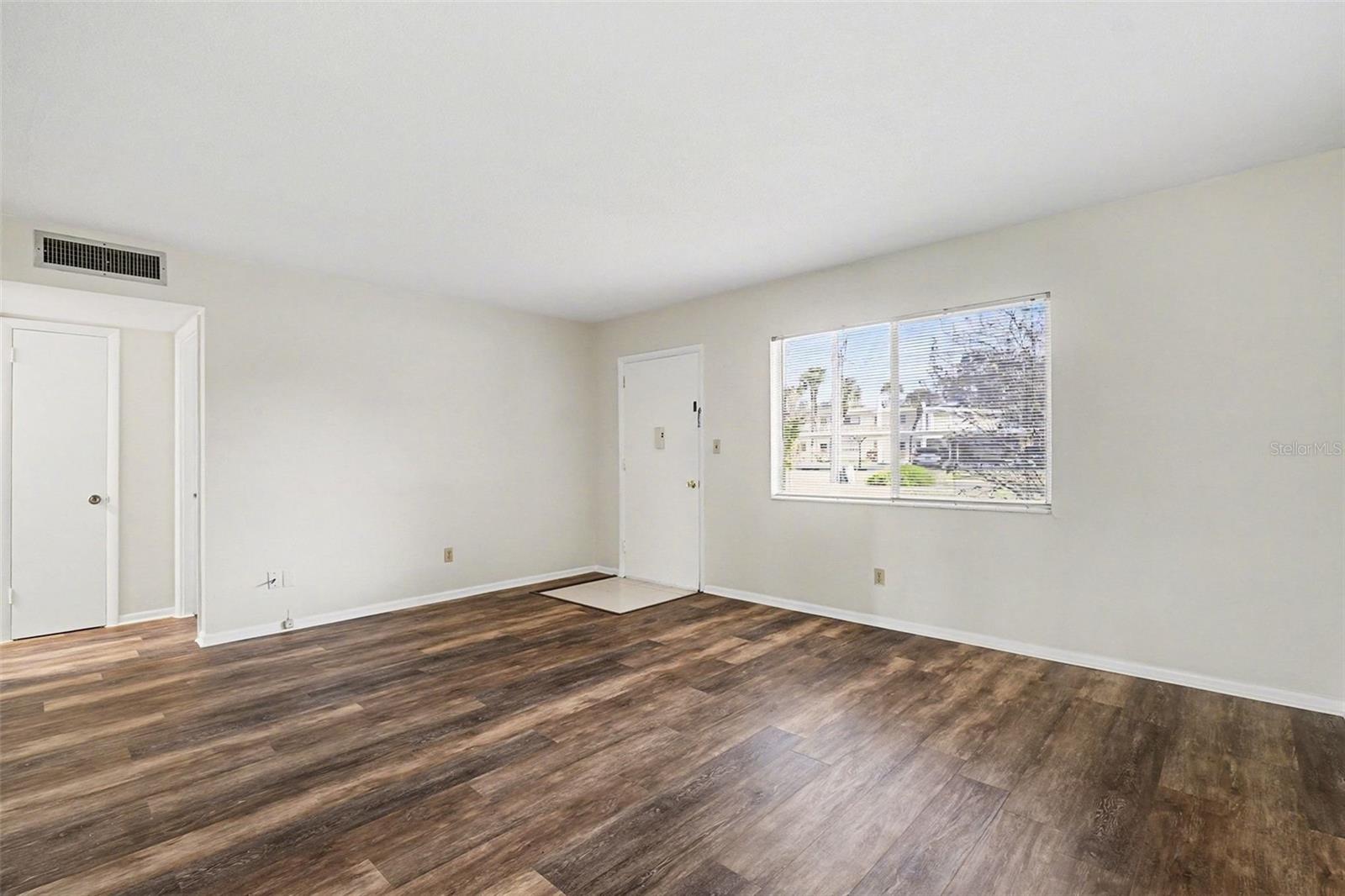 Image 5 of 34 For 349 Joel Boulevard 101