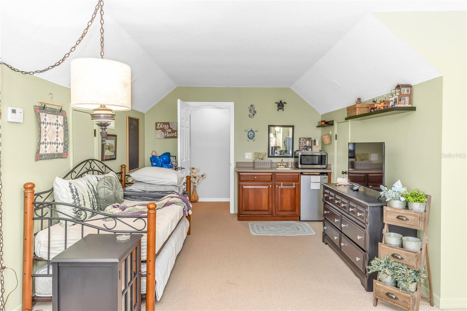 Image 28 of 51 For 257 Hazeltine Drive