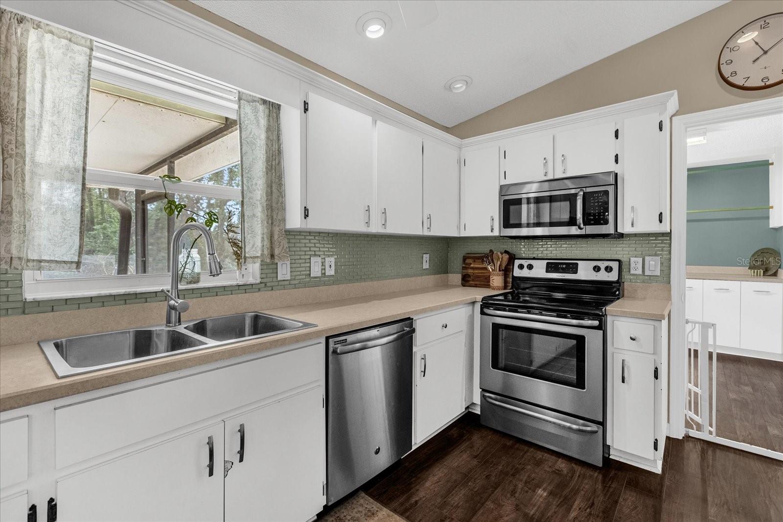 Image 10 of 34 For 980 Glenview Circle