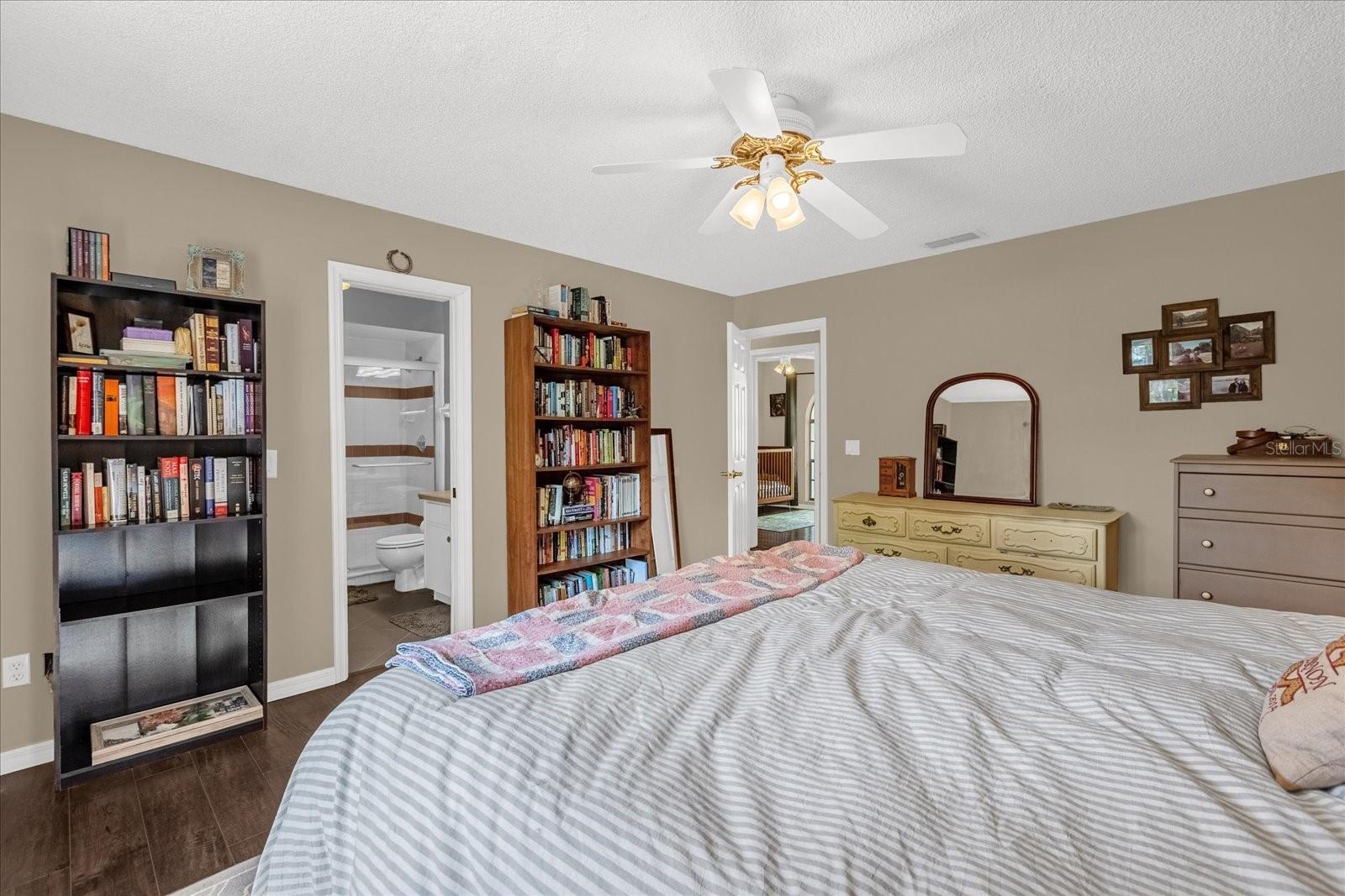 Image 13 of 34 For 980 Glenview Circle