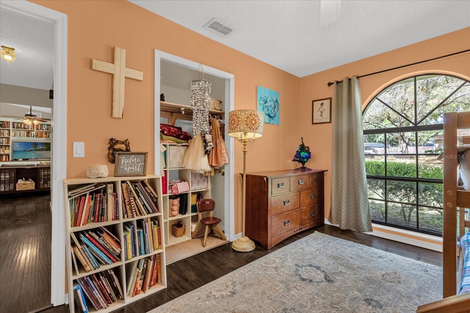 Image 16 of 34 For 980 Glenview Circle