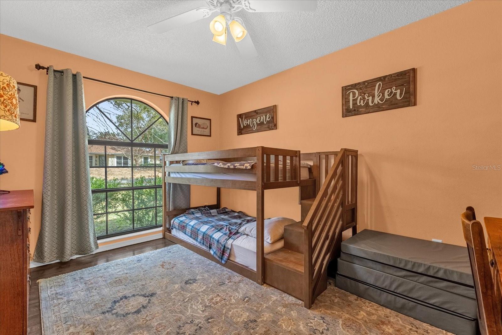 Image 17 of 34 For 980 Glenview Circle