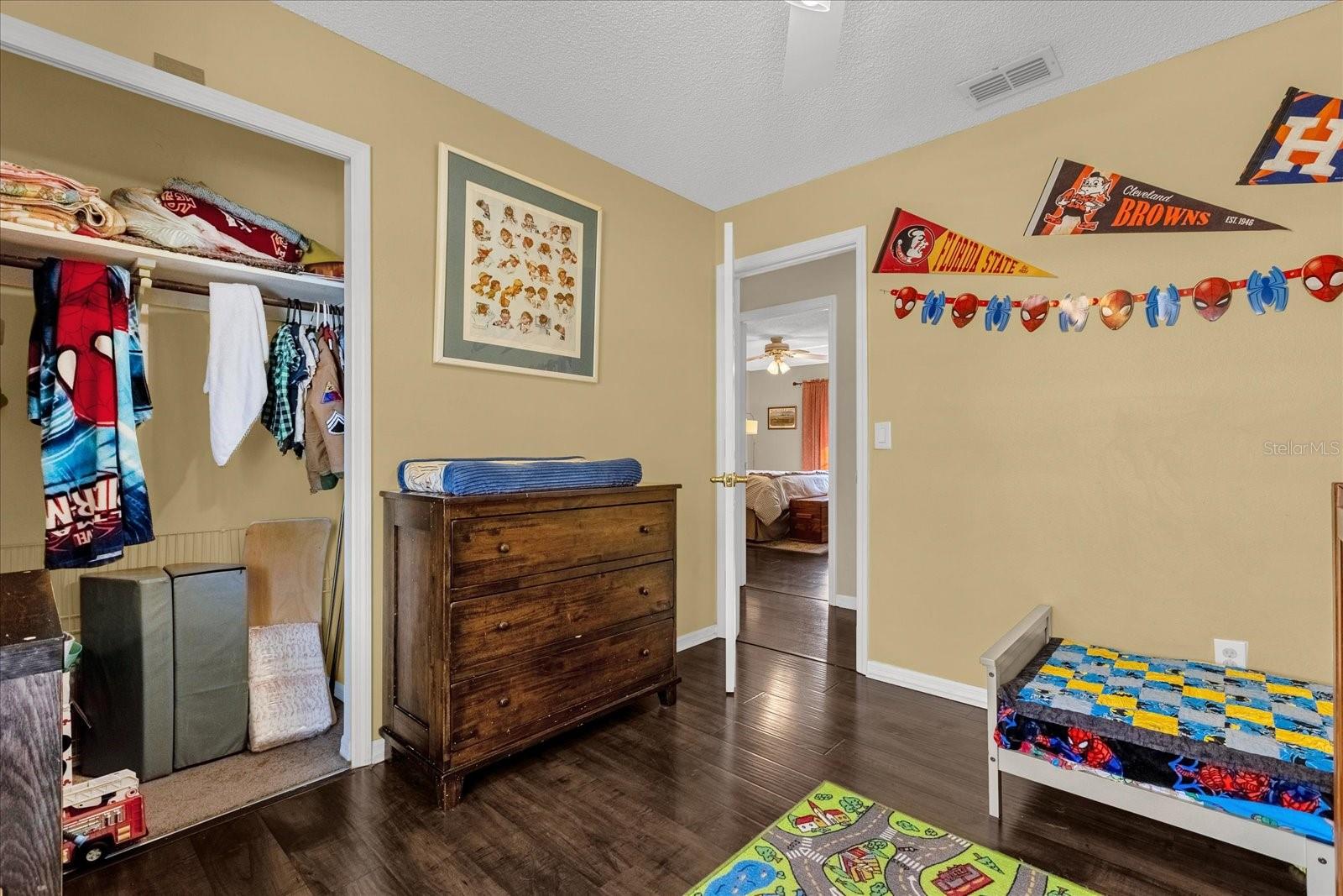 Image 19 of 34 For 980 Glenview Circle