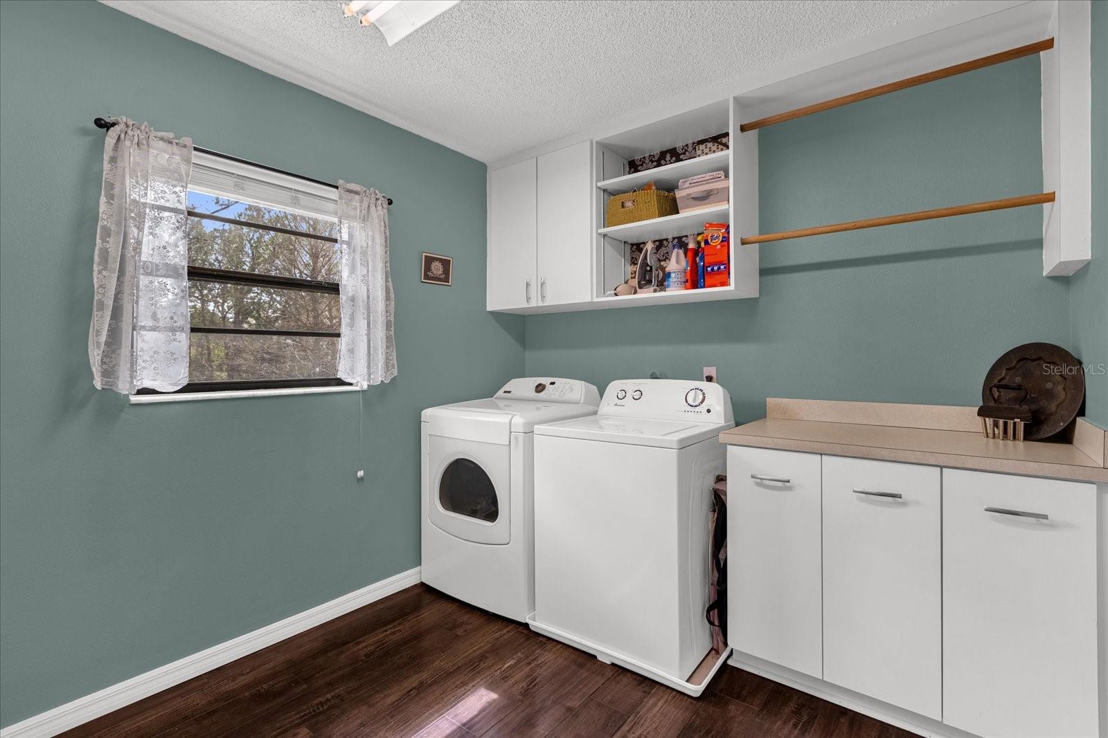 Image 21 of 34 For 980 Glenview Circle