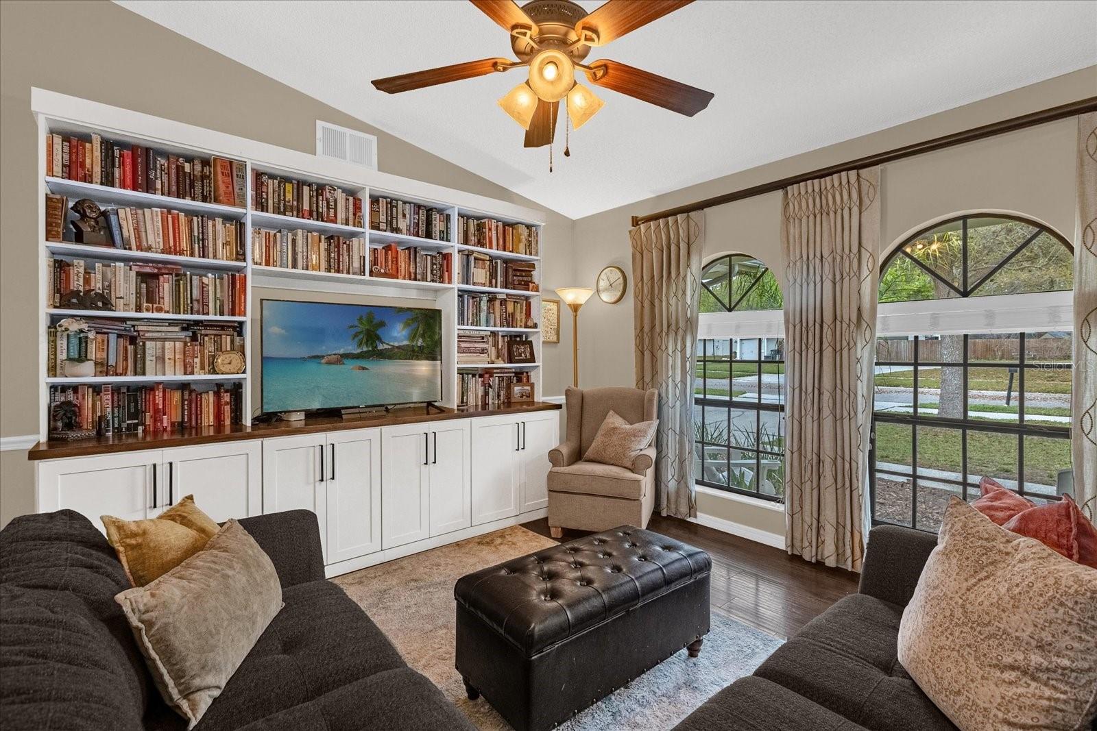 Image 3 of 34 For 980 Glenview Circle