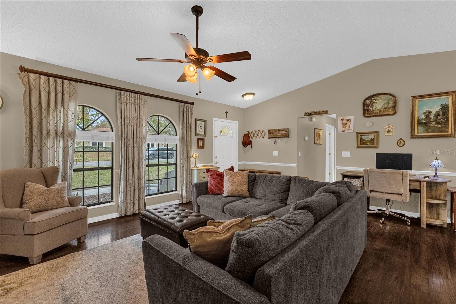 Image 5 of 34 For 980 Glenview Circle