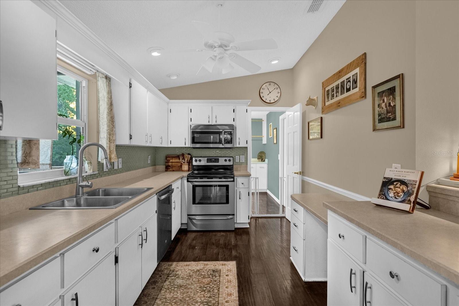 Image 8 of 34 For 980 Glenview Circle