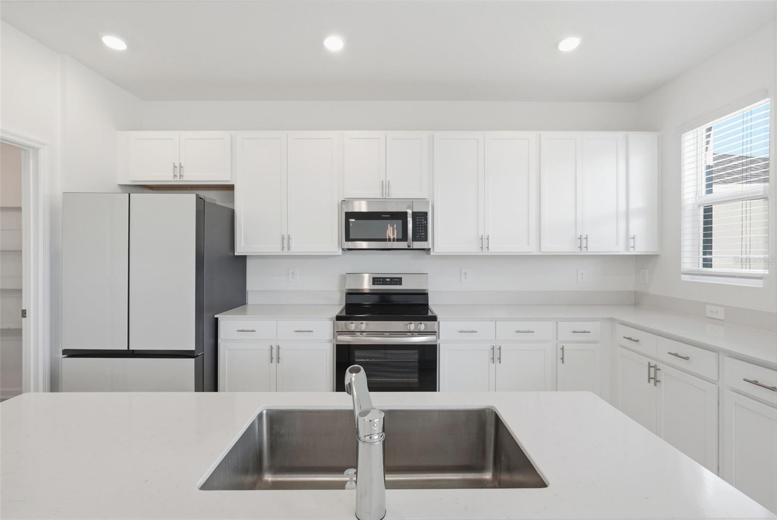 Image 10 of 42 For 694 Peroni Avenue