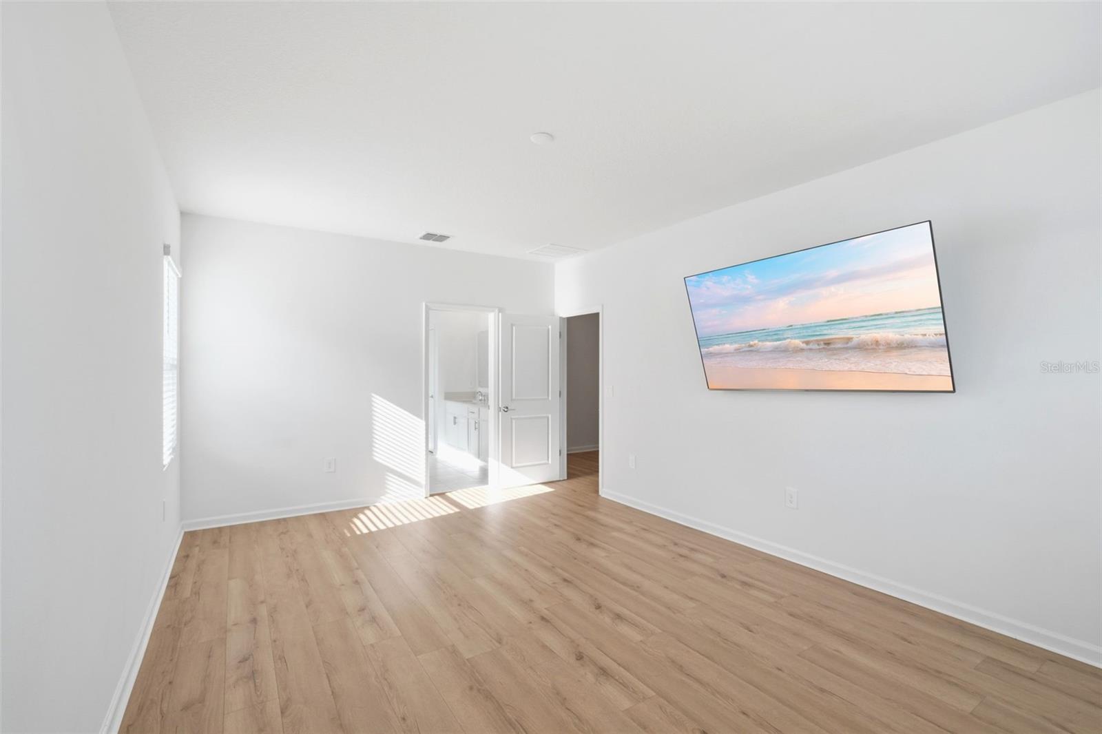 Image 21 of 42 For 694 Peroni Avenue