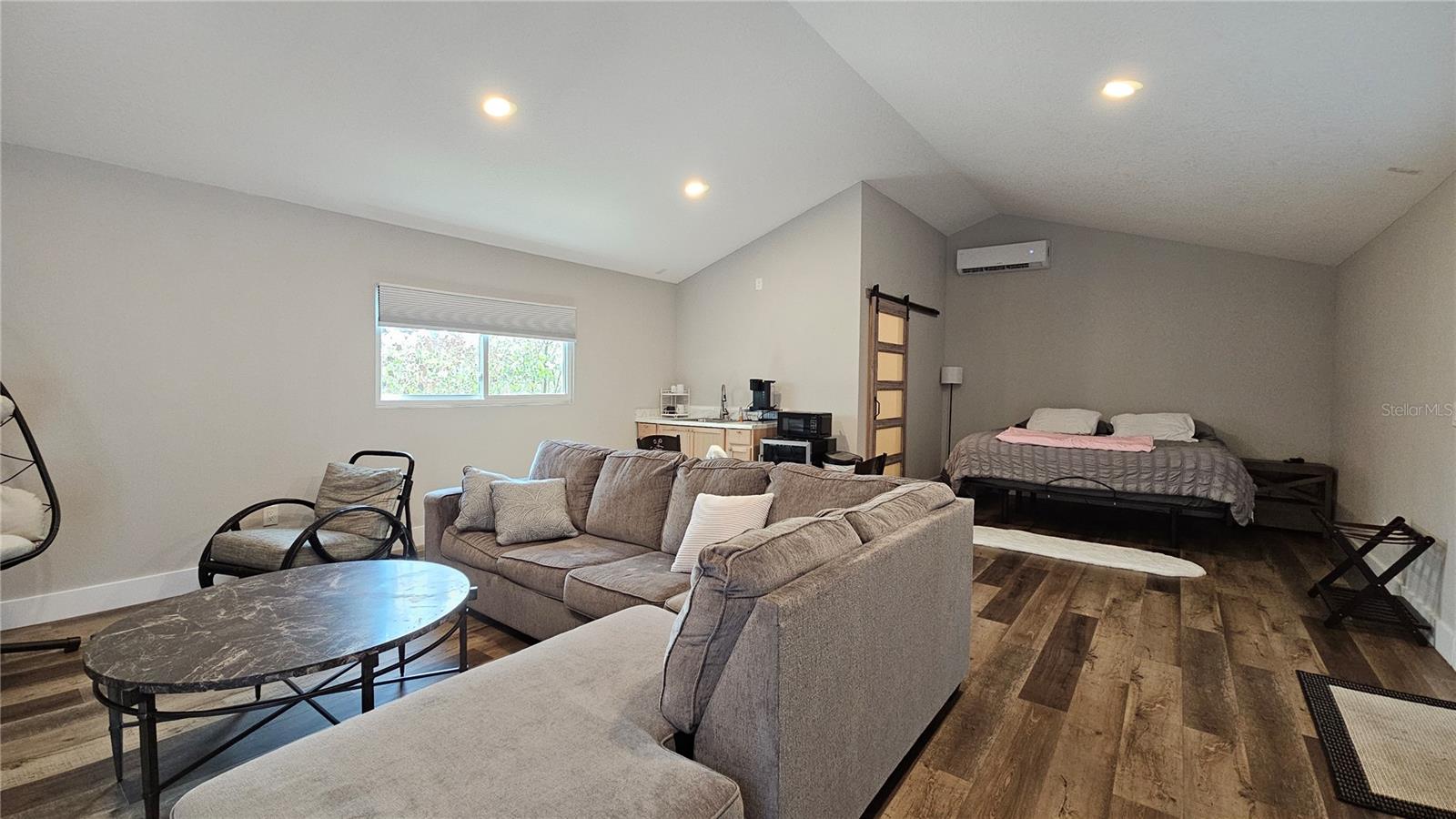 Listing photo id 15 for 2628 Sunset Drive