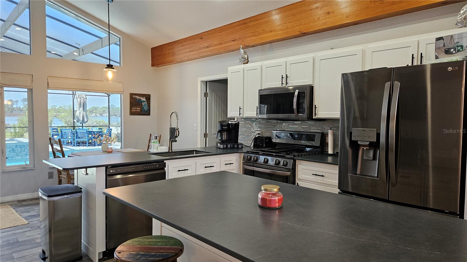 Listing photo id 5 for 2628 Sunset Drive