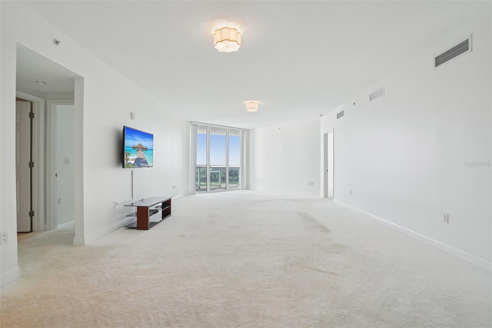 Image 4 of 33 For 231 Riverside Drive 807-1