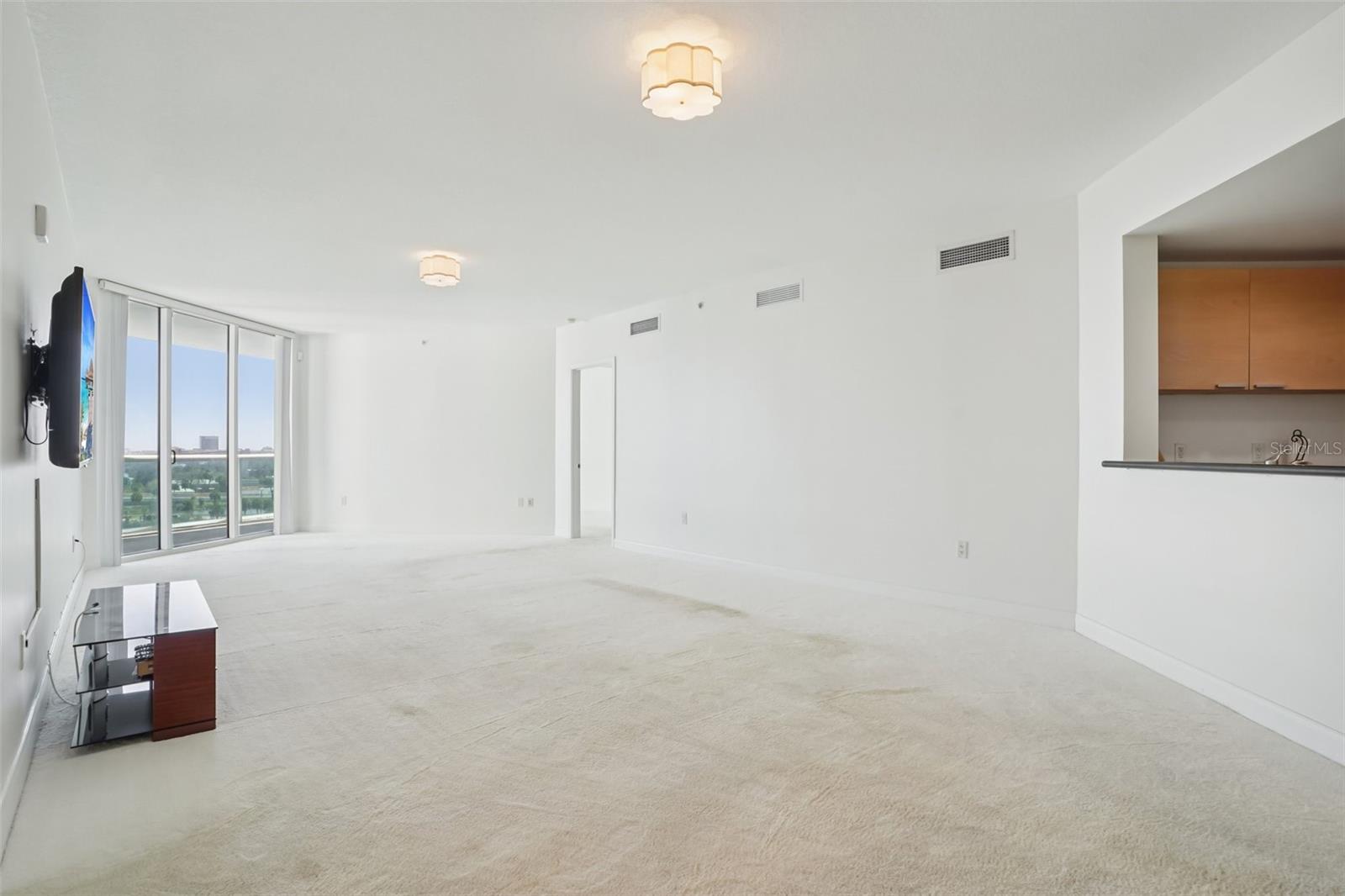 Image 6 of 33 For 231 Riverside Drive 807-1