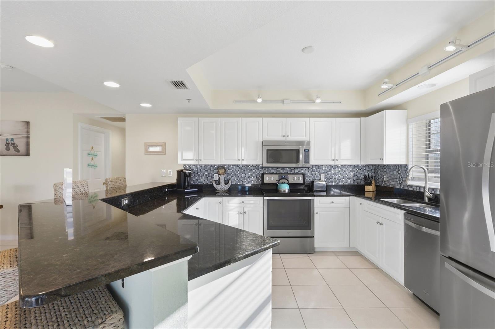 Image 10 of 37 For 5300 Atlantic Avenue 8-407