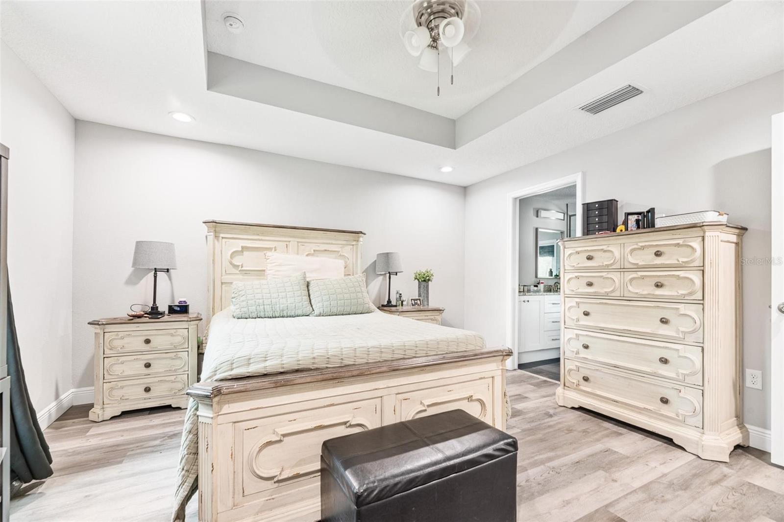 Image 17 of 41 For 2145 Hamilton Avenue