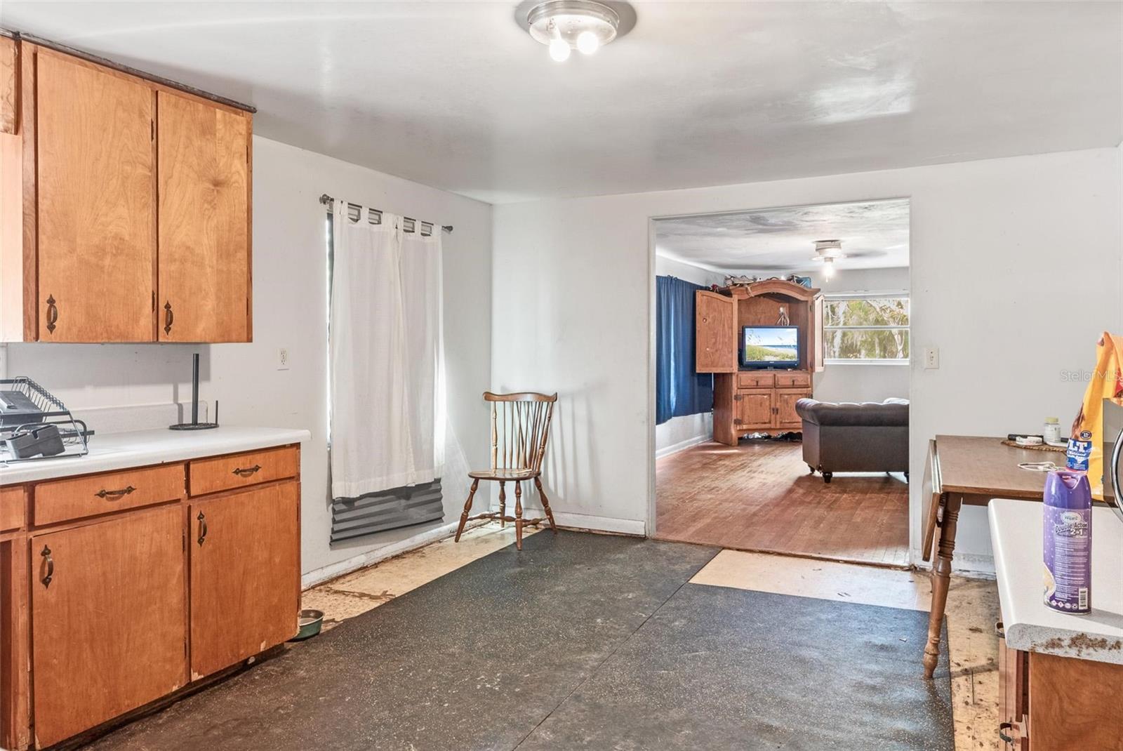 Listing photo id 8 for 4849 Grand Avenue