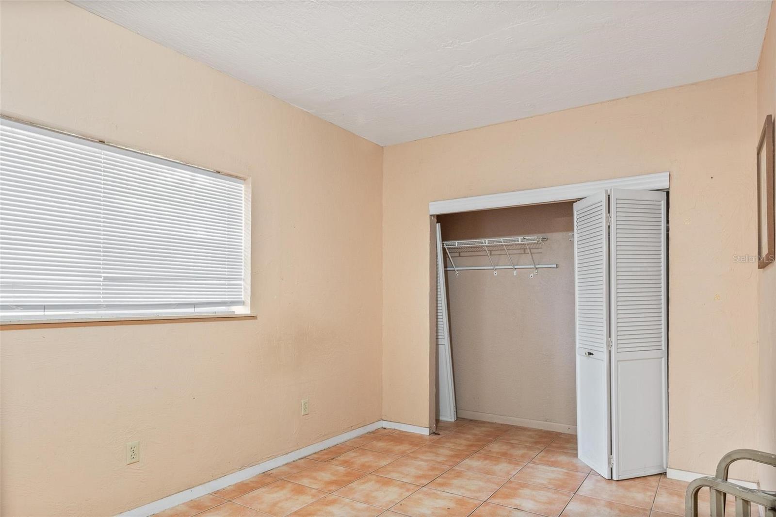 Listing photo id 11 for 4849 Grand Avenue