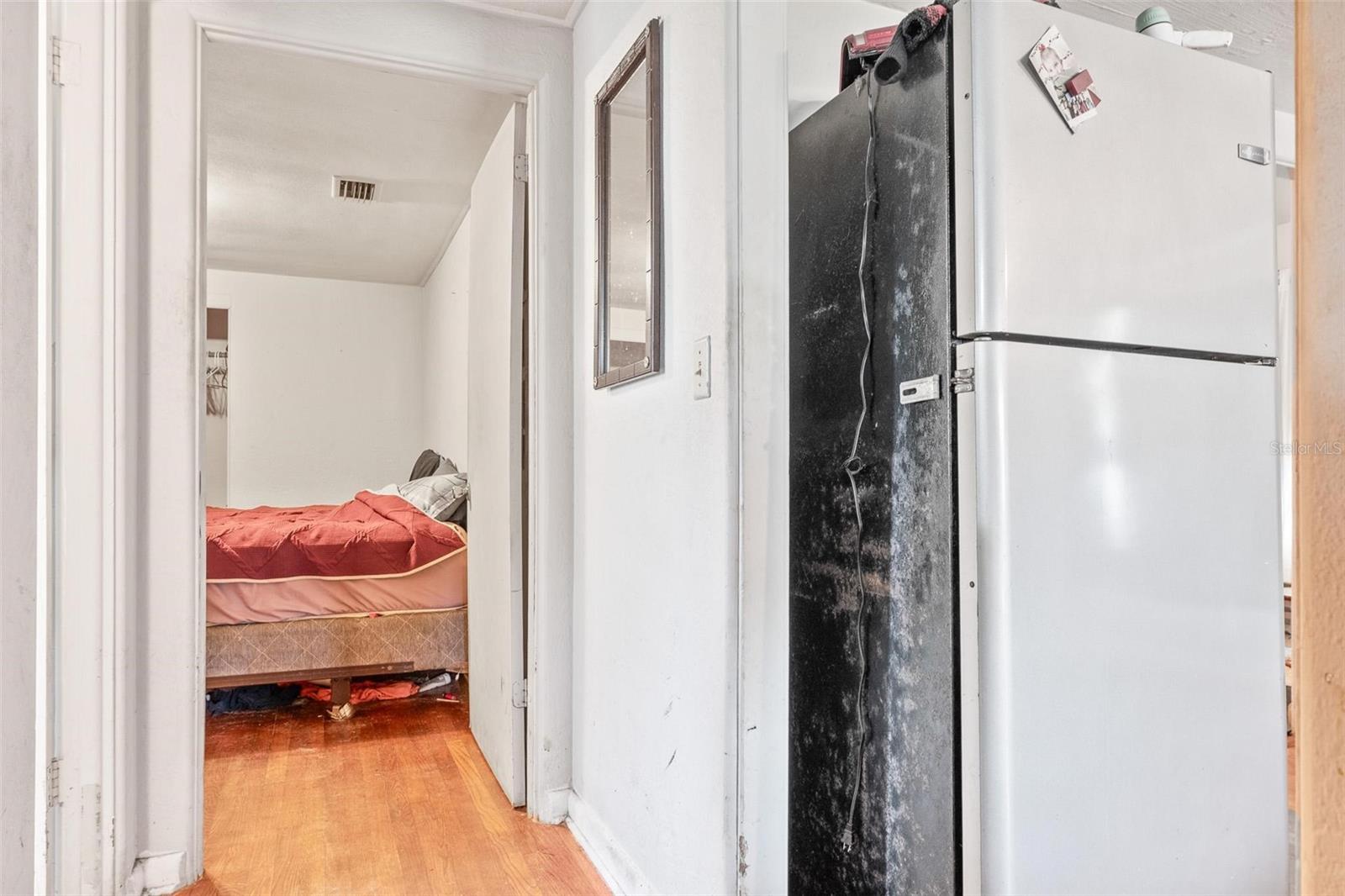 Listing photo id 12 for 4849 Grand Avenue