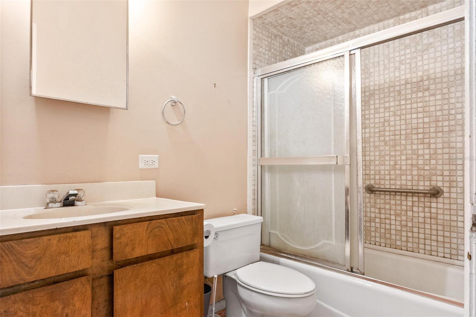 Listing photo id 13 for 4849 Grand Avenue