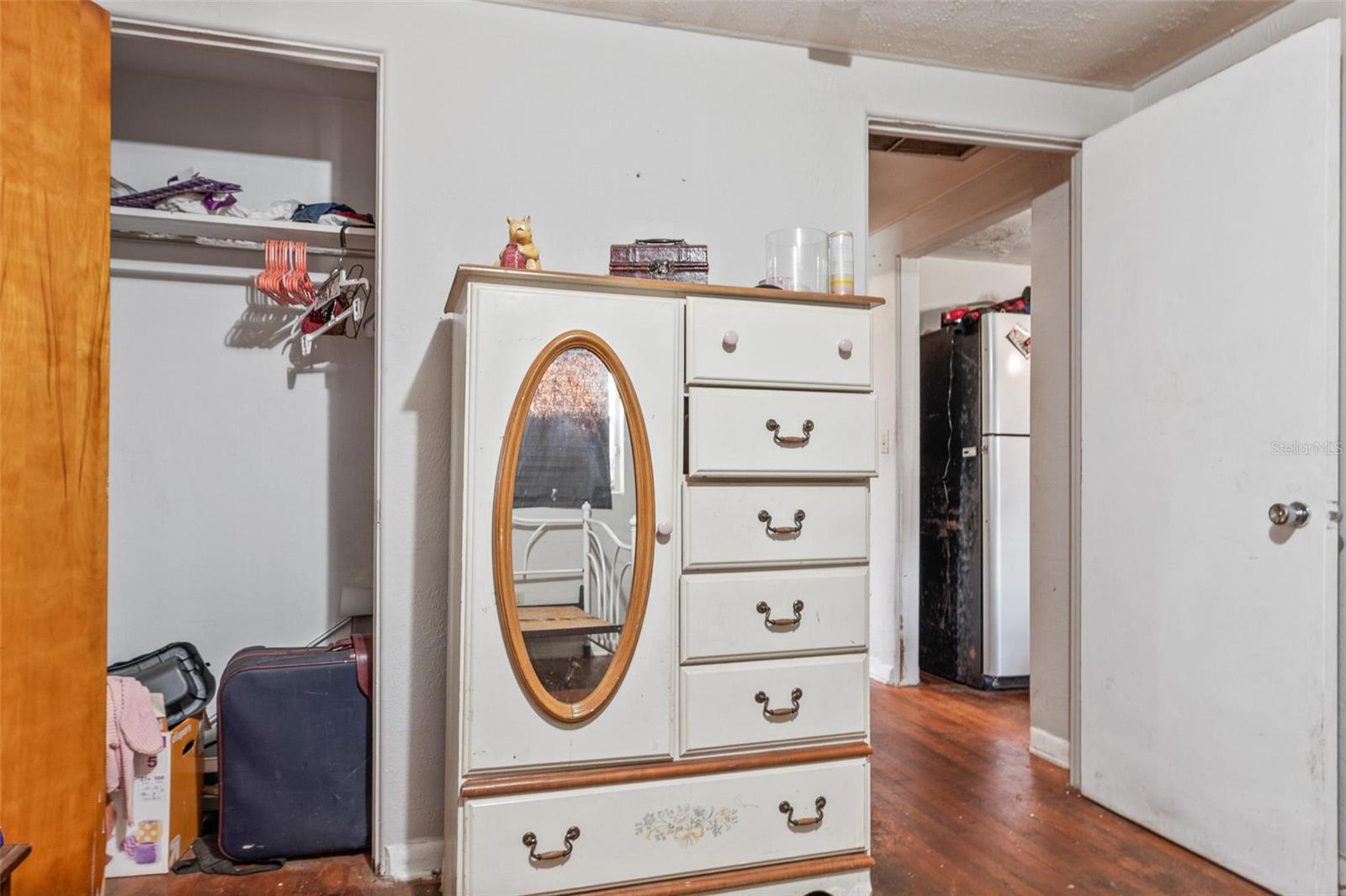 Listing photo id 15 for 4849 Grand Avenue