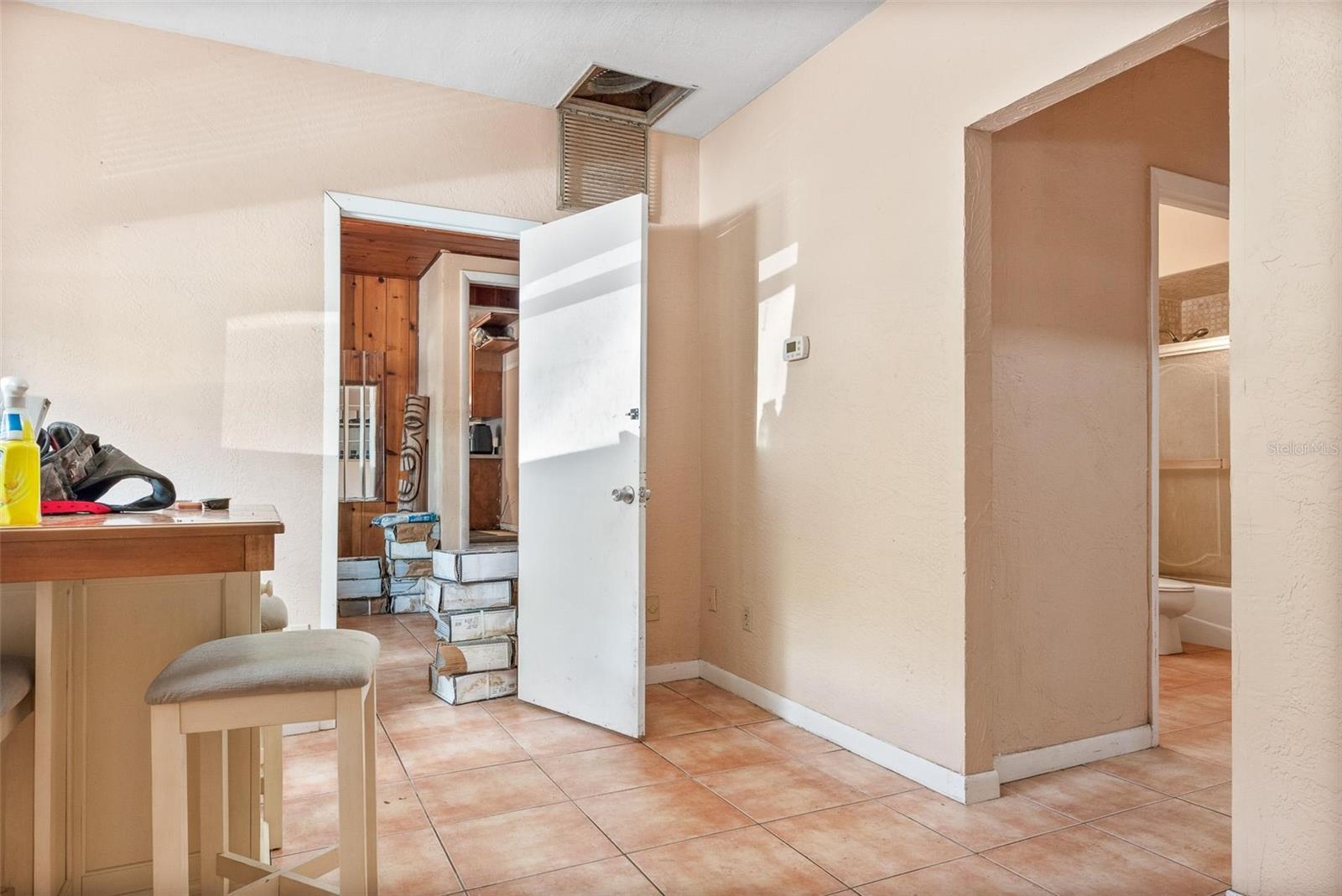 Listing photo id 19 for 4849 Grand Avenue