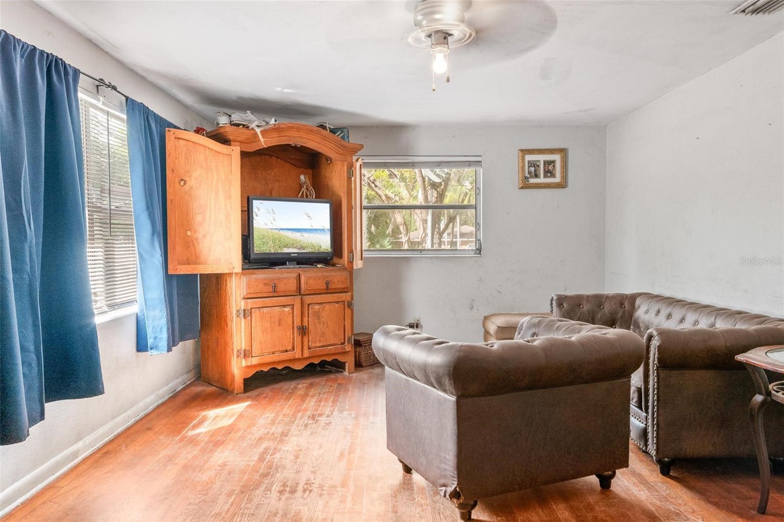 Listing photo id 2 for 4849 Grand Avenue