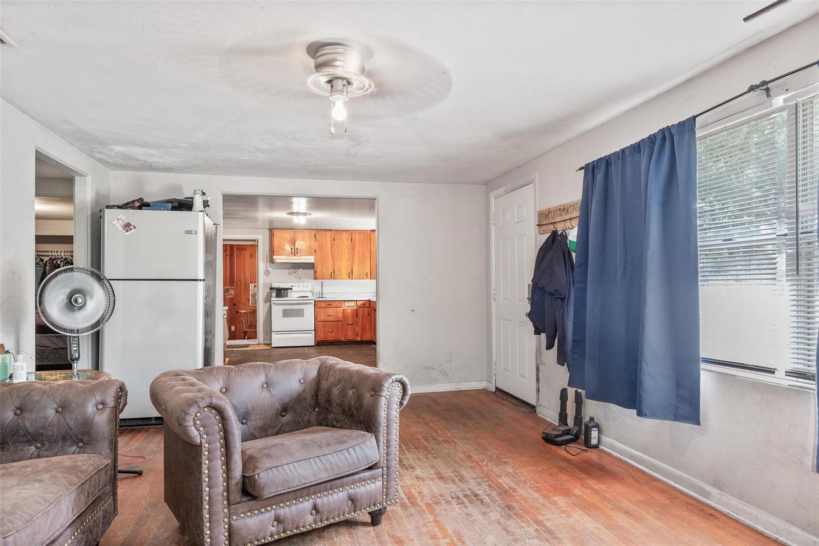 Listing photo id 3 for 4849 Grand Avenue