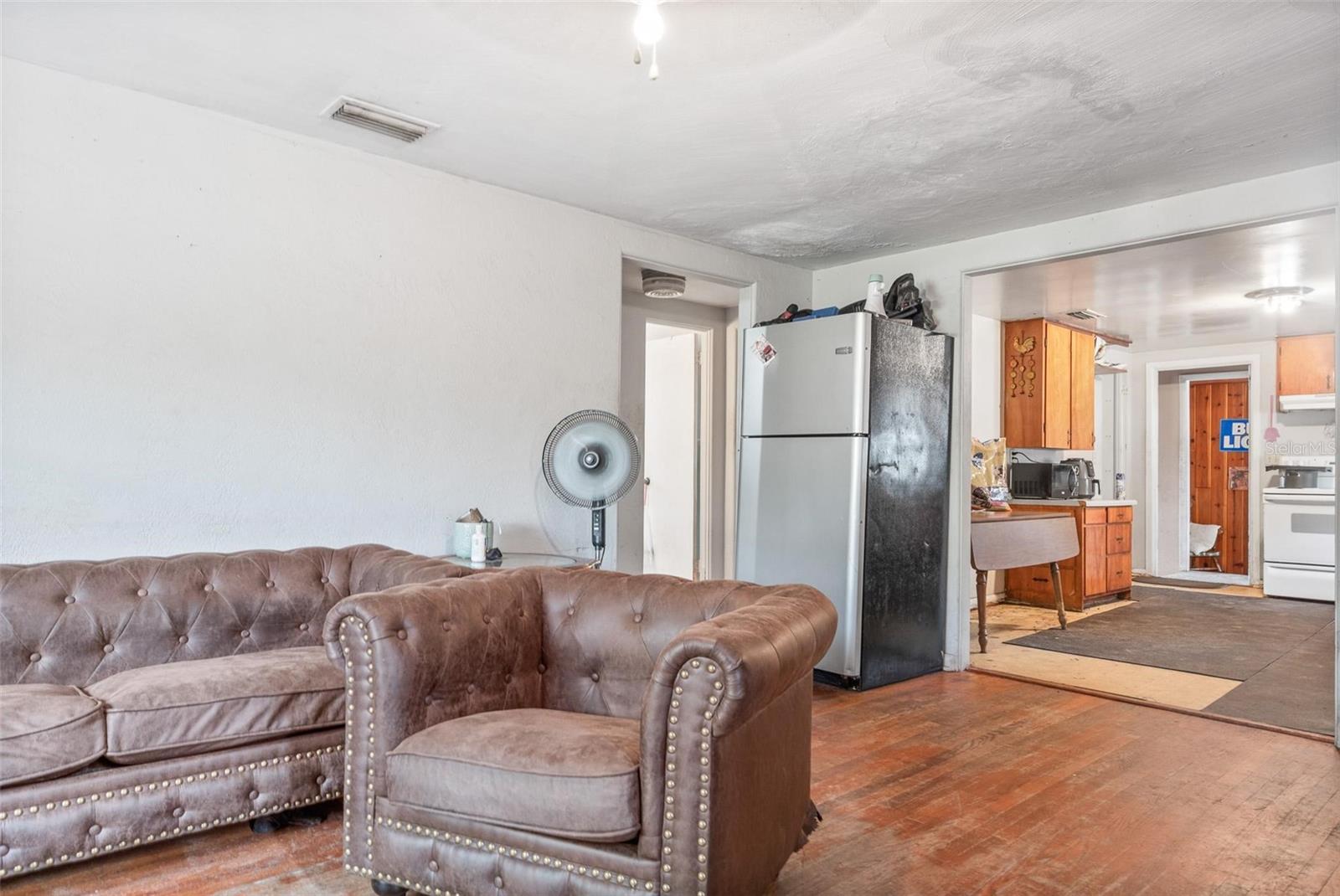 Listing photo id 4 for 4849 Grand Avenue