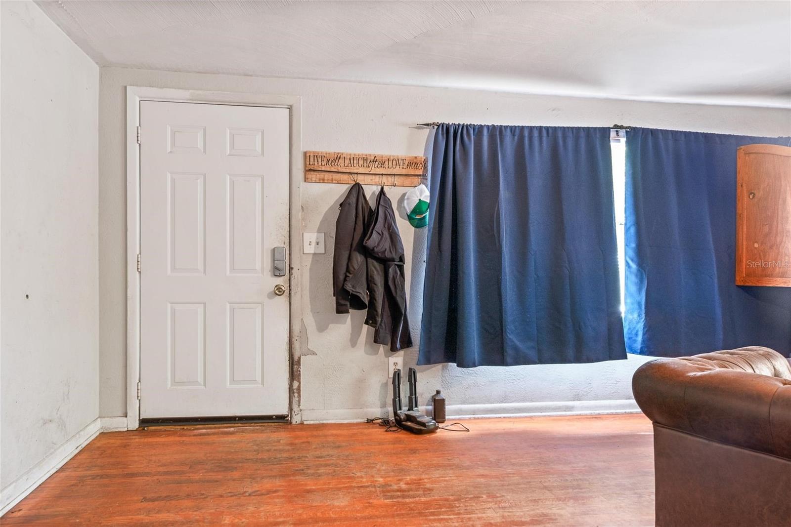 Listing photo id 5 for 4849 Grand Avenue