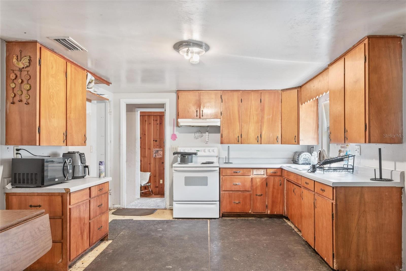 Listing photo id 6 for 4849 Grand Avenue