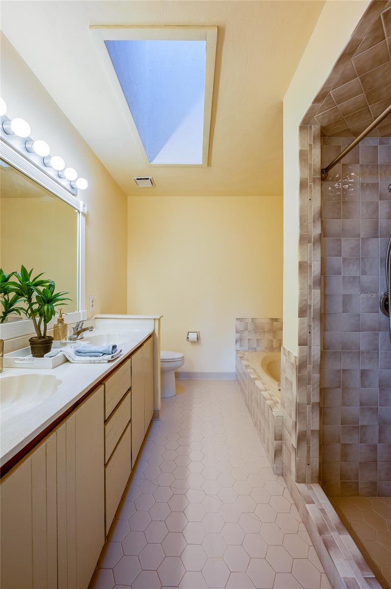 Image 33 of 76 For 609 Andrews Street