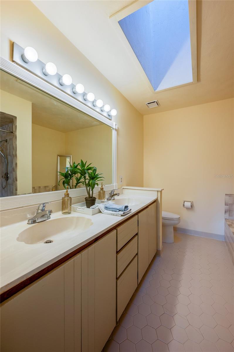 Image 34 of 76 For 609 Andrews Street