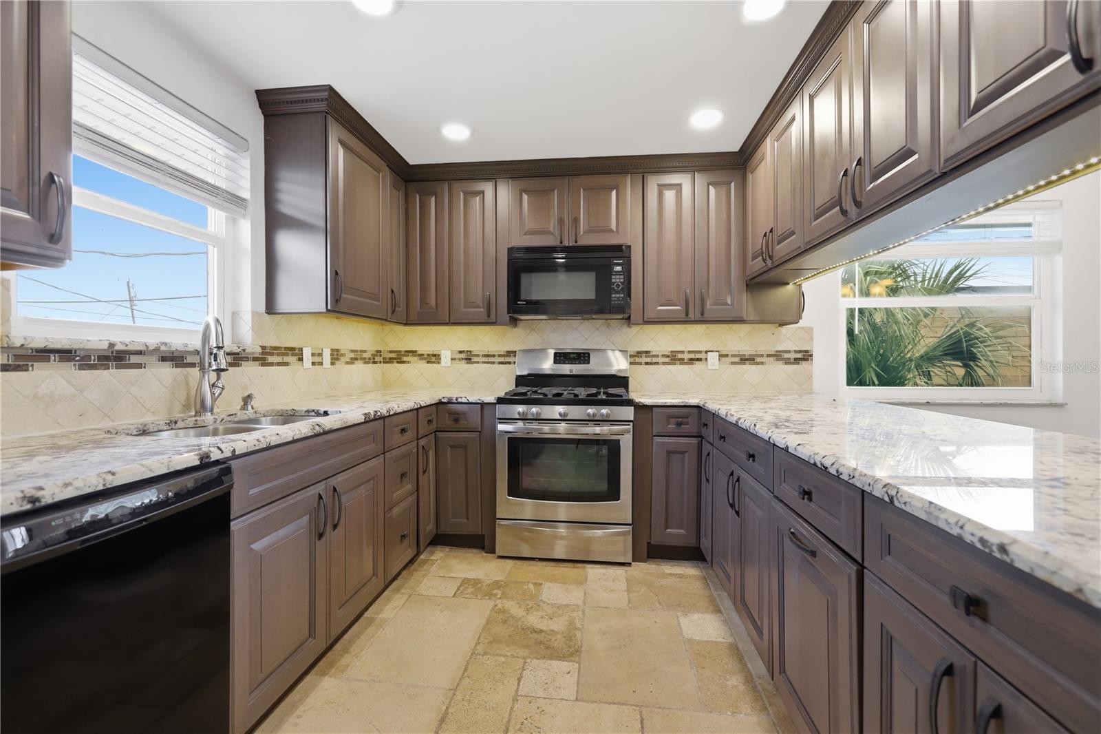 Listing photo id 15 for 2722 Atlantic Avenue