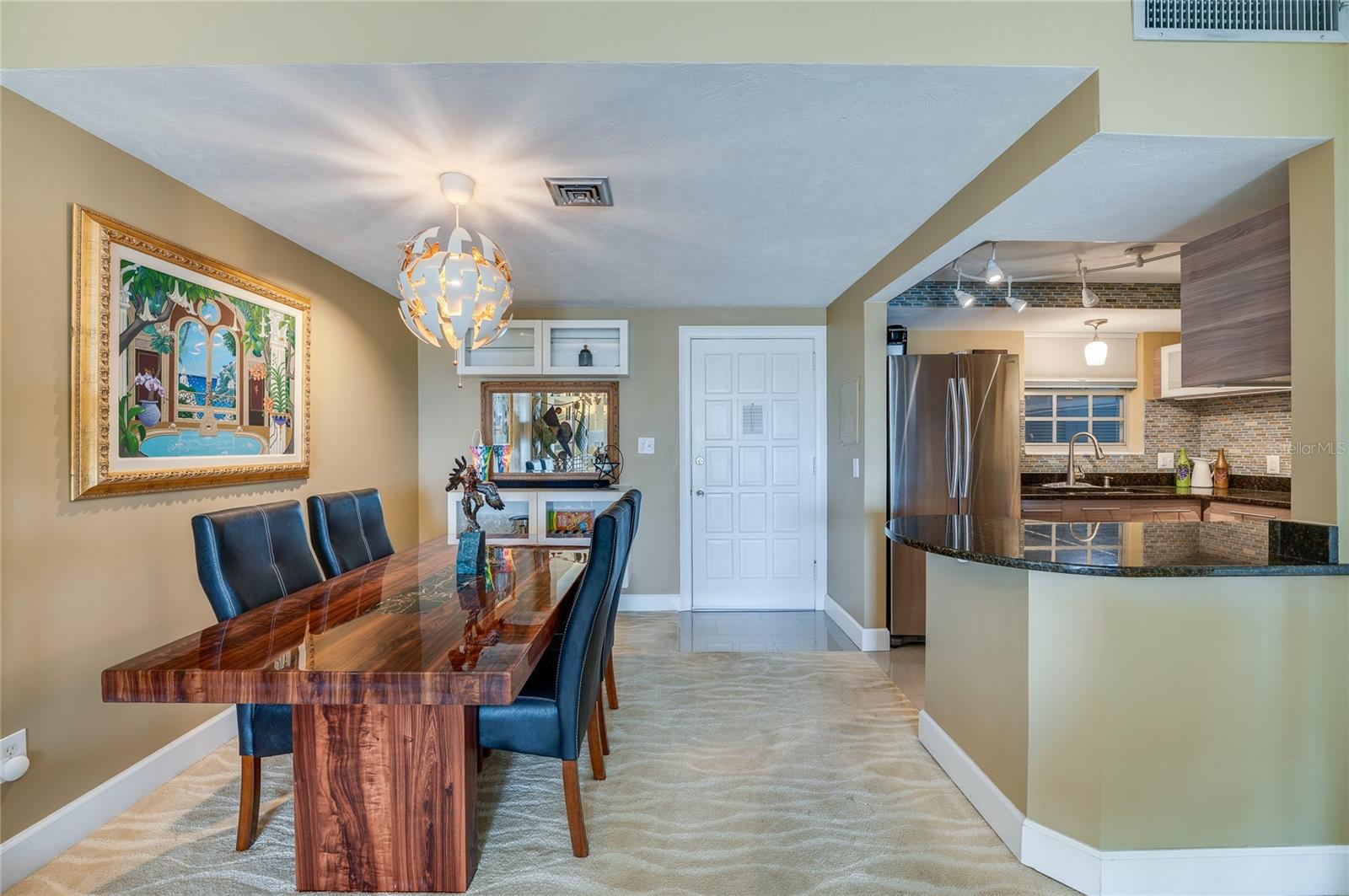 Image 14 of 32 For 404 Beach Street 1002 (370)