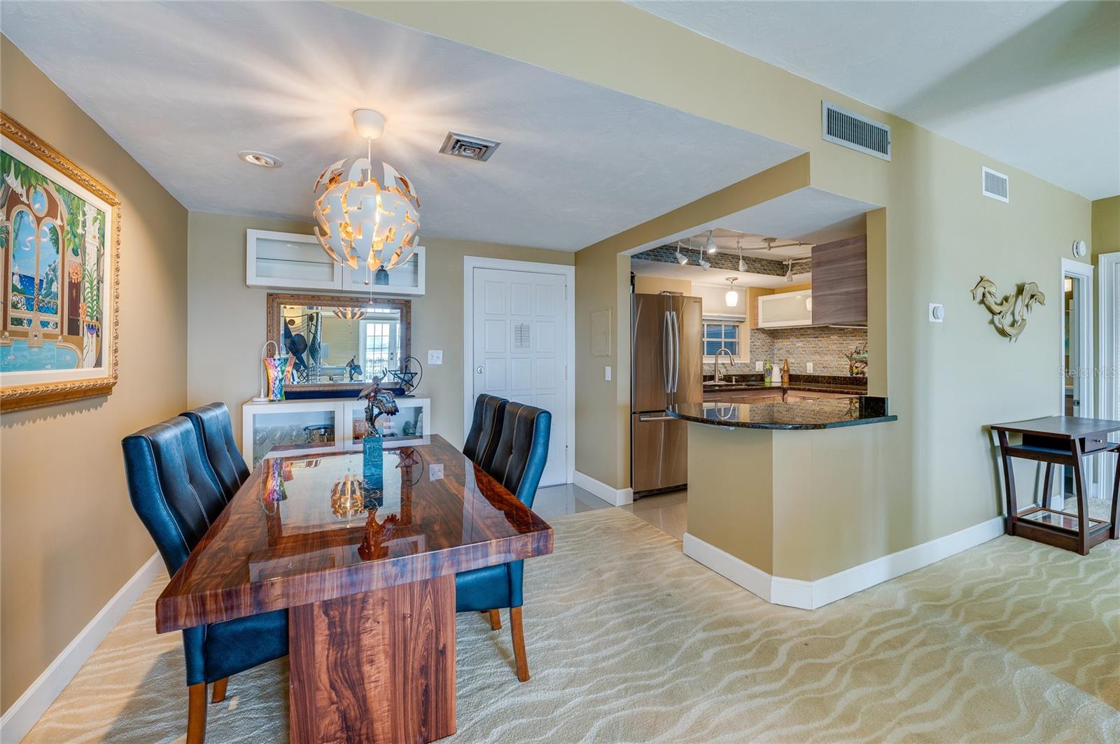 Image 15 of 32 For 404 Beach Street 1002 (370)