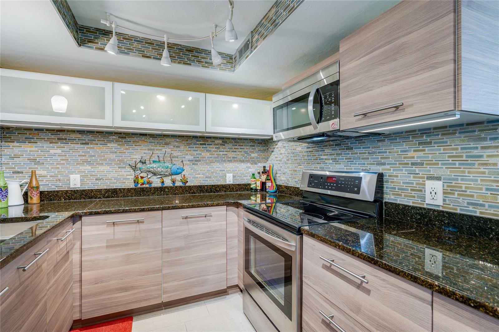 Image 16 of 32 For 404 Beach Street 1002 (370)