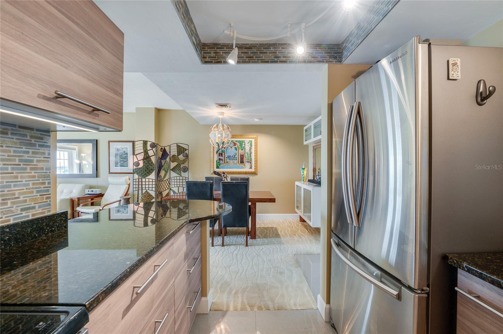 Image 18 of 32 For 404 Beach Street 1002 (370)