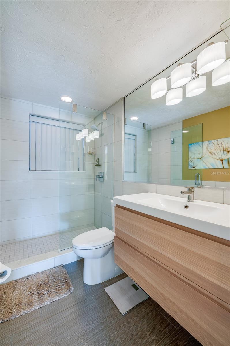 Image 24 of 32 For 404 Beach Street 1002 (370)