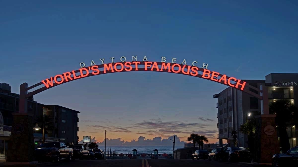 Image 31 of 32 For 404 Beach Street 1002 (370)