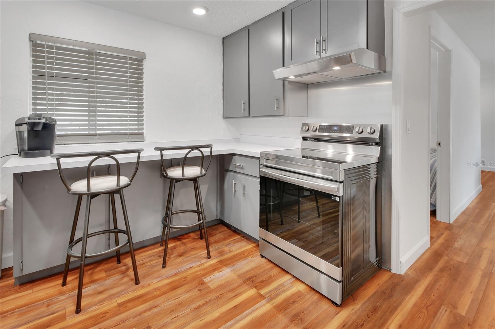 Listing photo id 12 for 4611 Grand Avenue