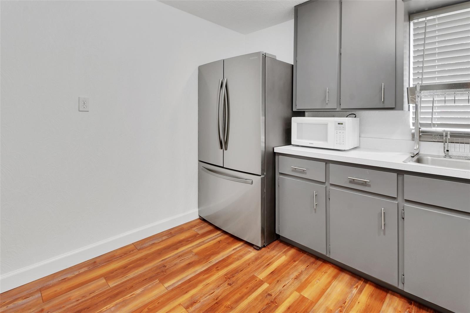 Listing photo id 14 for 4611 Grand Avenue