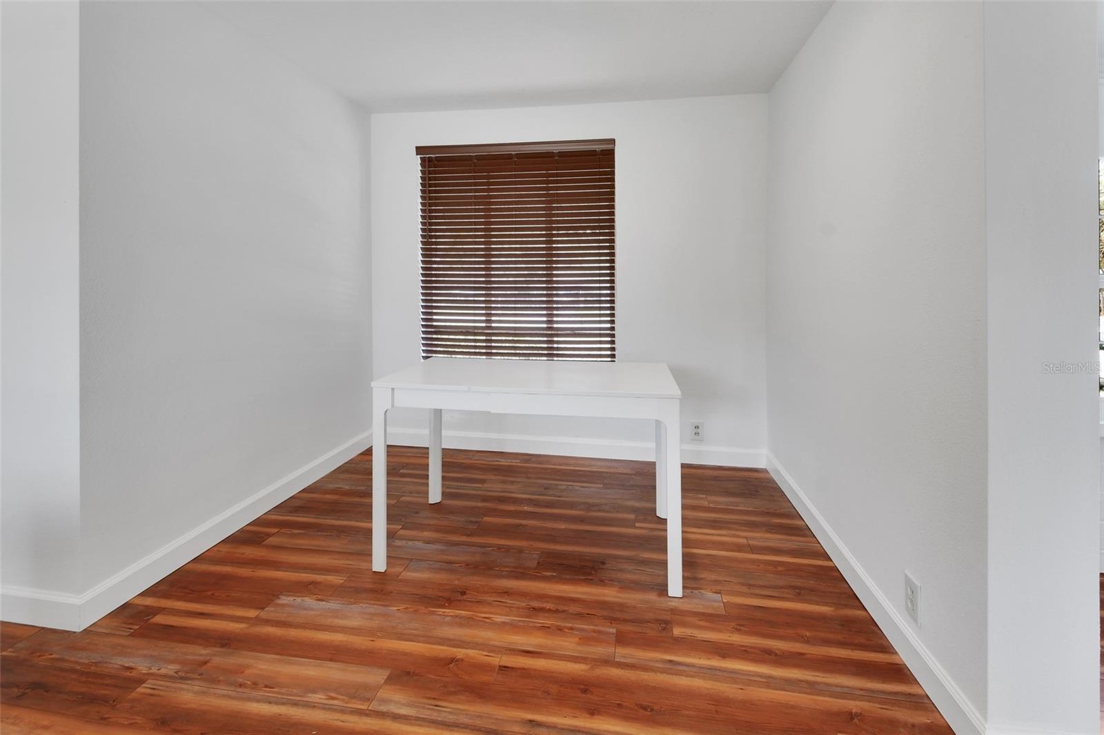 Listing photo id 15 for 4611 Grand Avenue