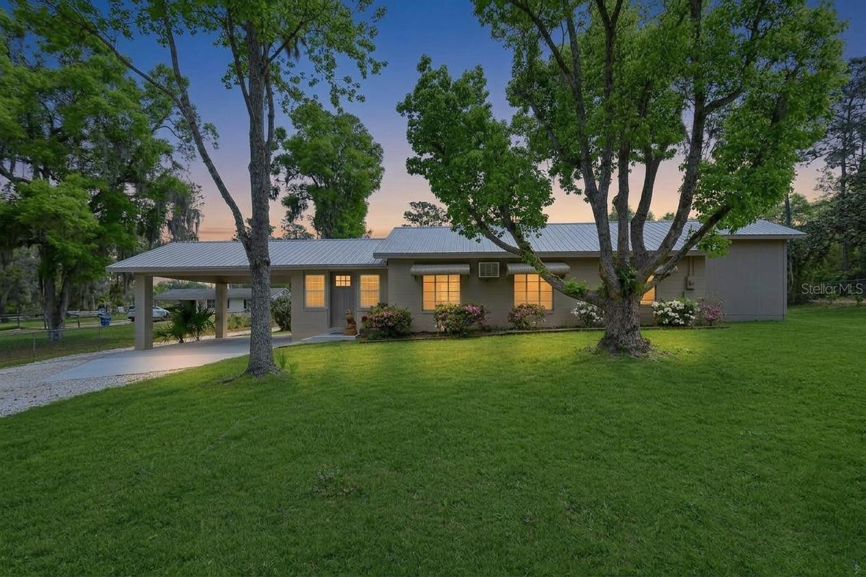 Listing photo id 0 for 4611 Grand Avenue